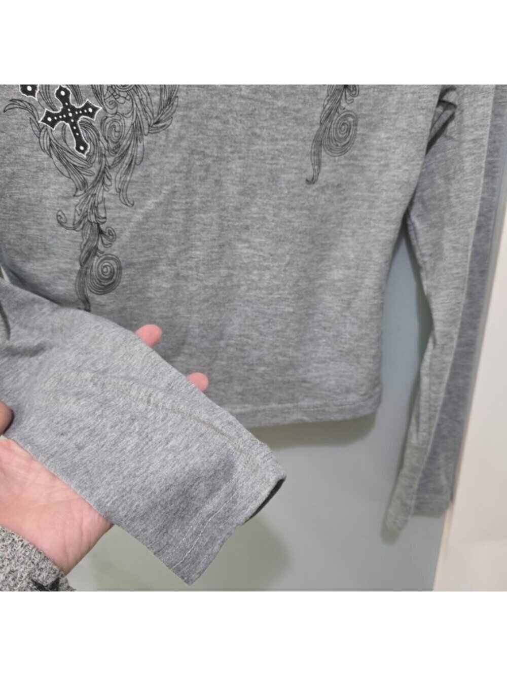 Grey Cross Graphic Long Sleeve V-Neck Crop Top Women’s Small - Picture 2 of 7